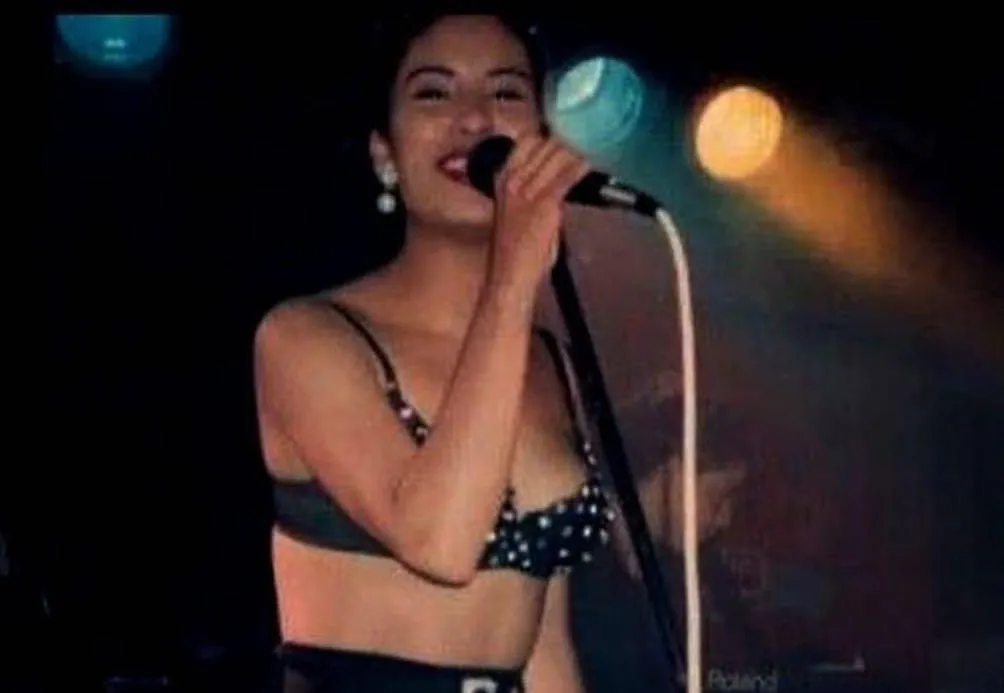 Siempre se le vio sonriente mientras cantaba sus temas