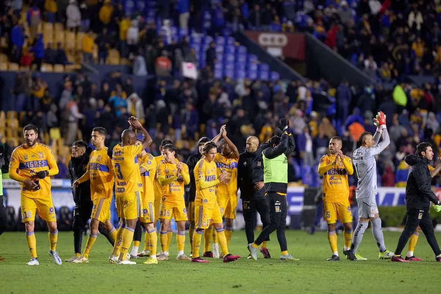 Escuadra felina agradeciendo a la afición