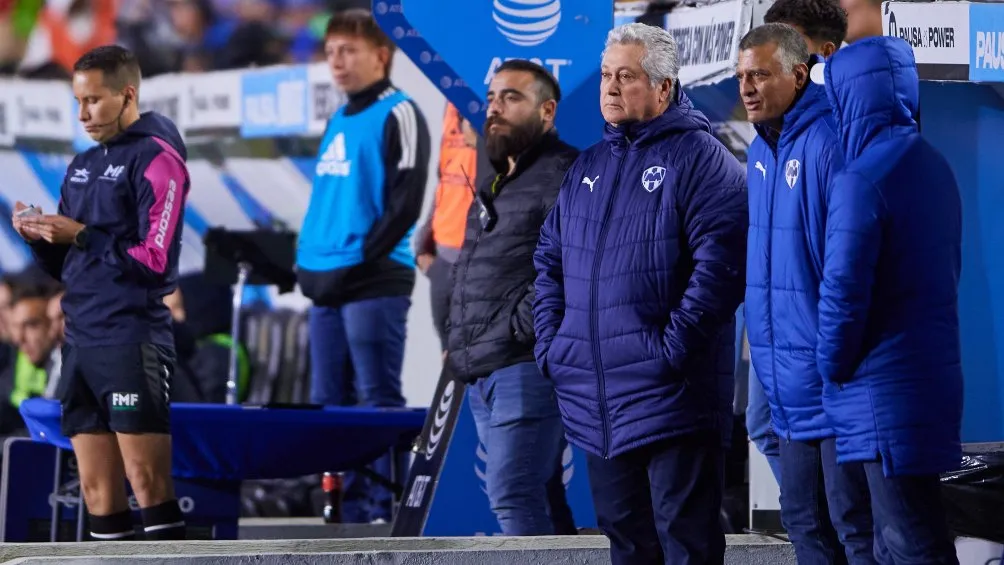 Bien atento al accionar de los suyos sobre el terreno