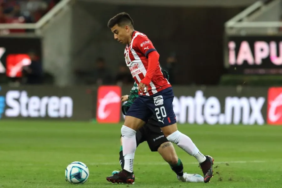 Beltrán conduciendo el balón en juego con los rojiblancos
