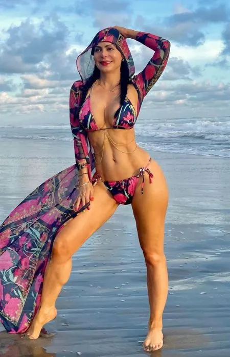 Maribel Guardia en la playa, luciendo su espectacular figura