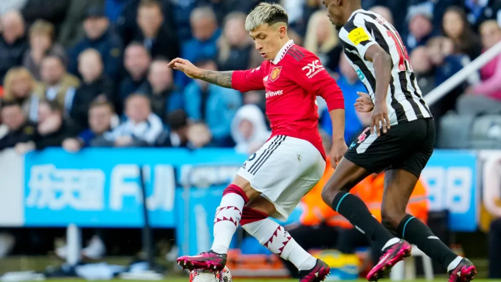 AP Lisandro Martínez intenta el regate