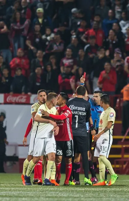 MEXSPORT Fernando Hernández expulsando a Pablo Aguilar después del cabezazo