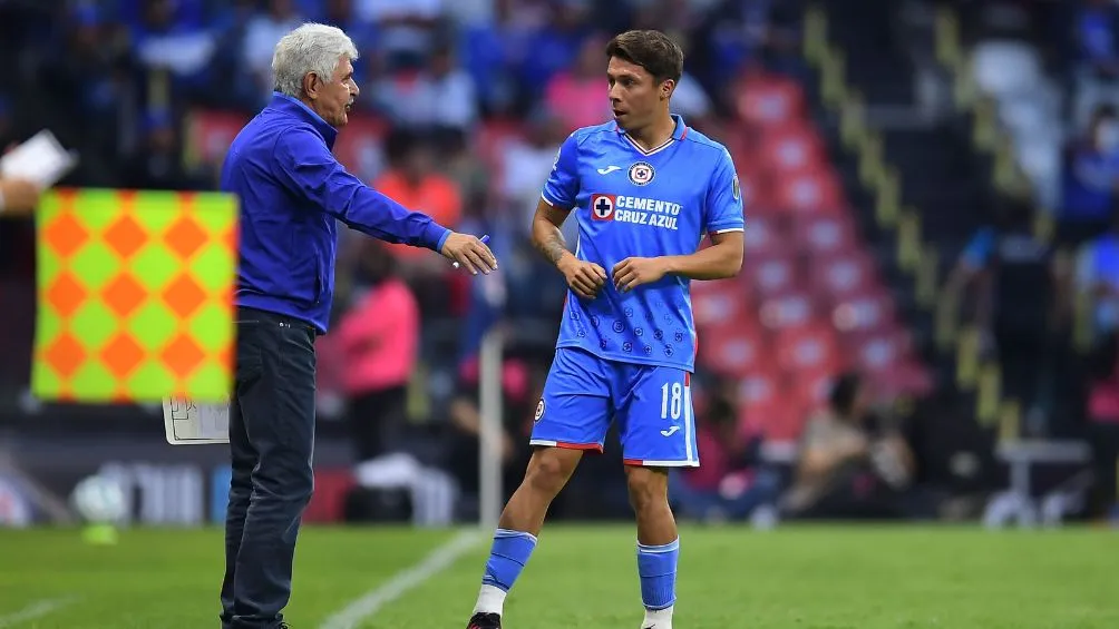 Tuca dando instrucciones a Huescas