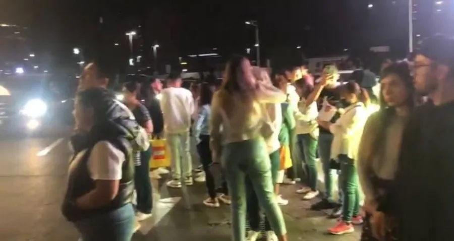 Agrupación de personas tras el sismo en la calle