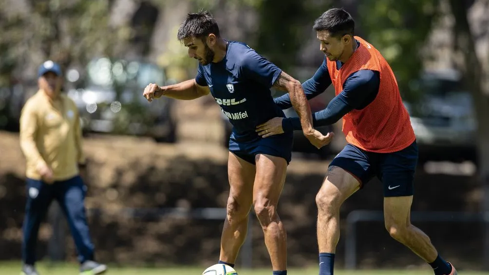 Toto Salvio disputa un balón con Jesús Molina