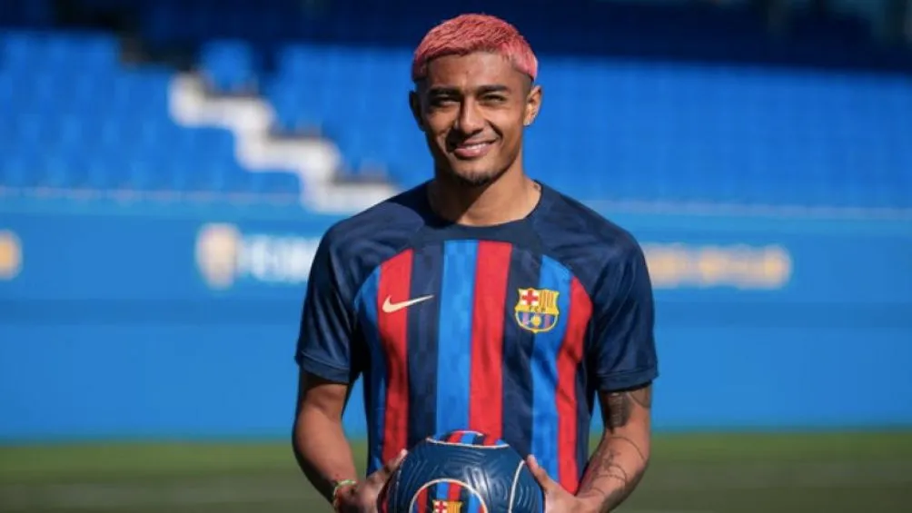 Araujo durante su presentación con Barcelona