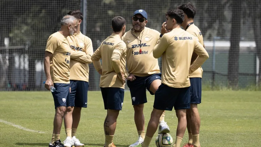 Mohamed junto a su cuerpo técnico