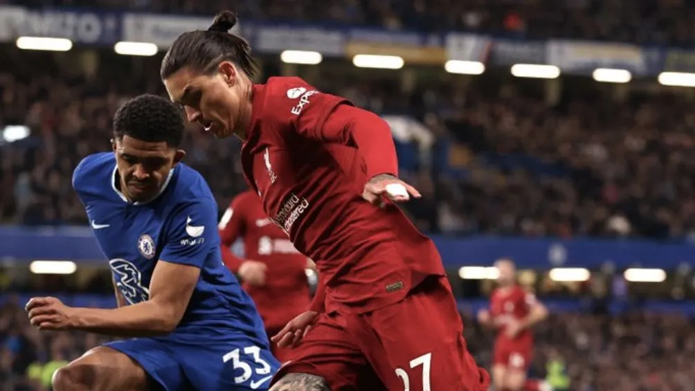 Nuñez en la disputa del balón ante el Chelsea