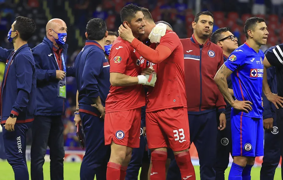 Corona y Jurado se abrazan