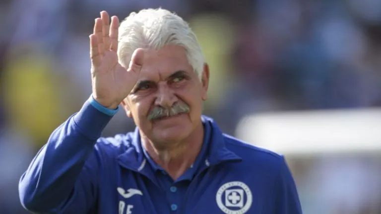 MEXSPORT Ferretti mandando saludo a la grada