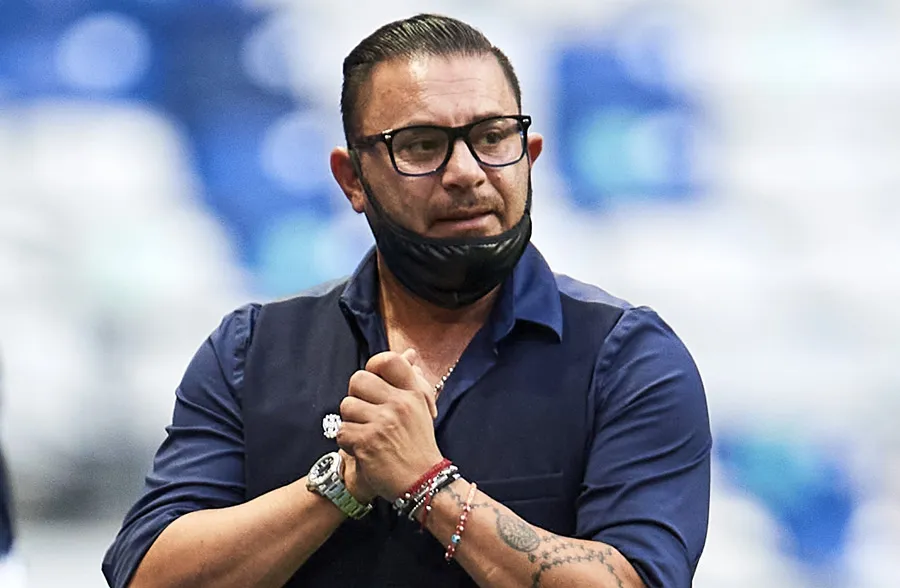 Mohamed dirigiendo a Rayados