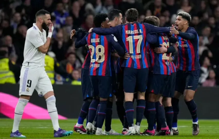 Jugadores del Barcelona celebran gol