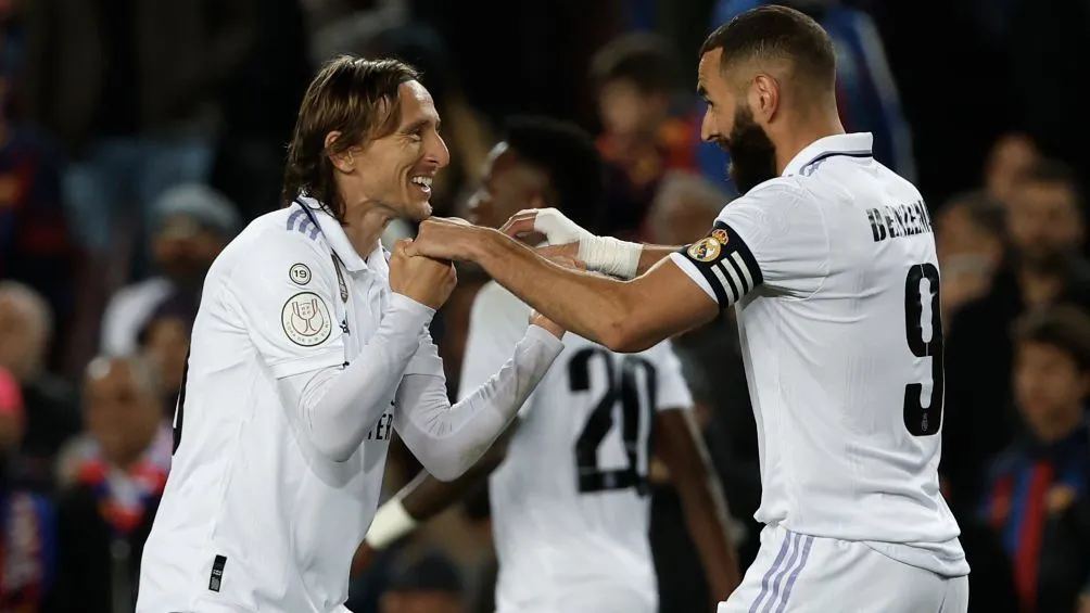 Modric y Benzema festejan un gol ante el Barça