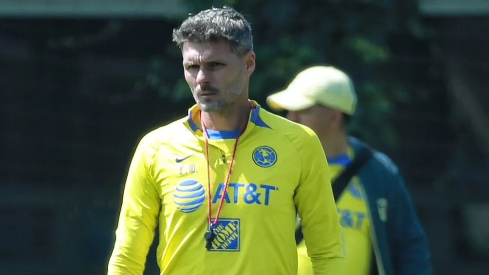 Fernando Ortiz dirige el entrenamiento