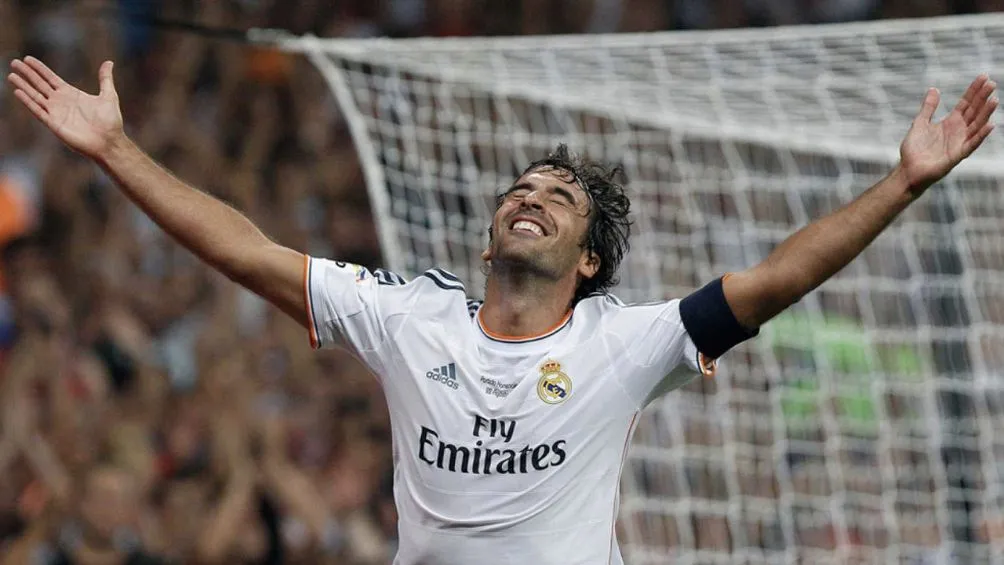 Raúl celebrando un gol con el Madrid