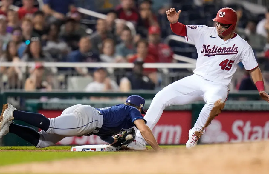 AP Joey Meneses llega safe a tercera base