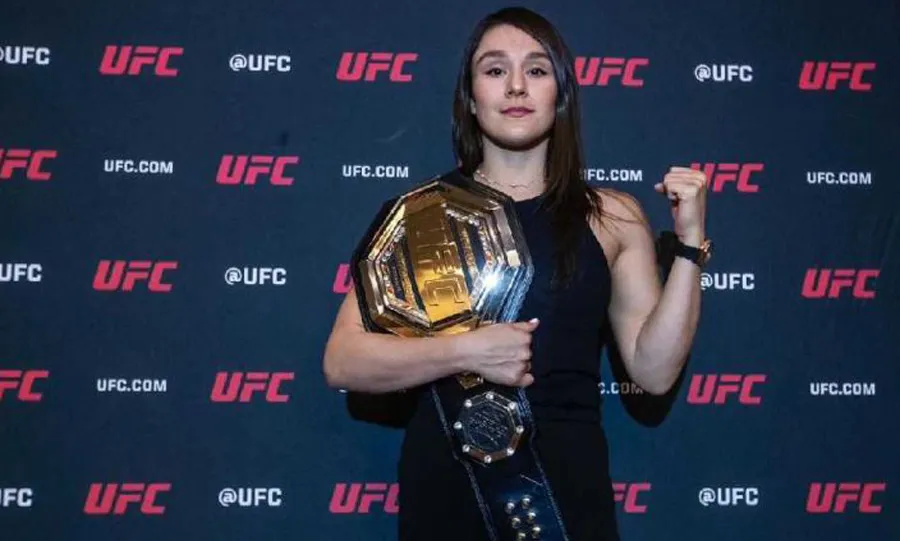 MIGUEL PONTÓN Alexa Grasso como campeona