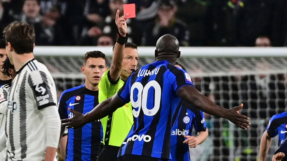 El árbitro le muestra la roja al atacante