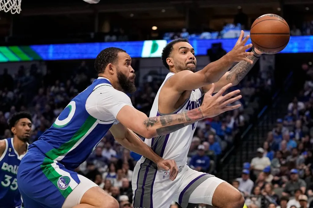 AP Los Warriors vencieron a los Mavs