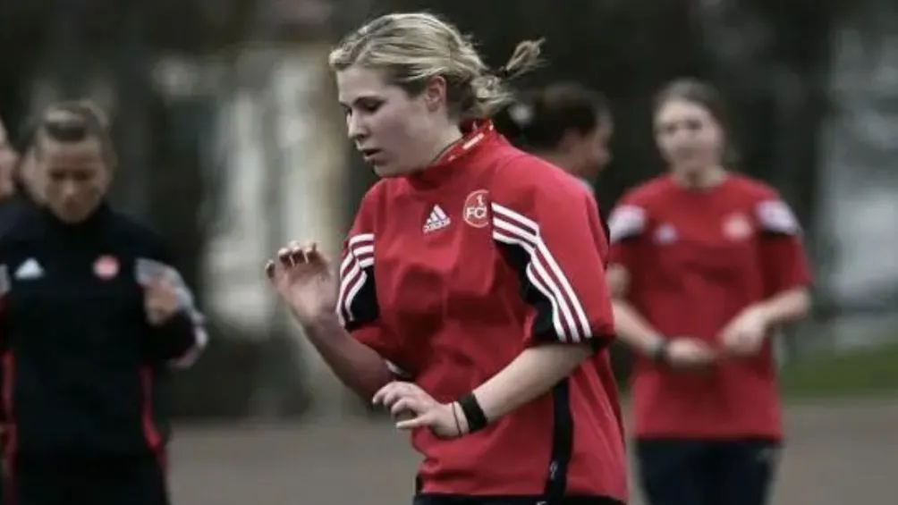 Eva Roob como jugadora de futbol