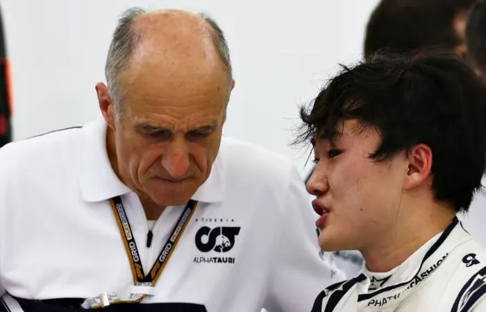 Franz Tost y Yuki Tsunoda en una carrera de Fórmula 1 en 2023