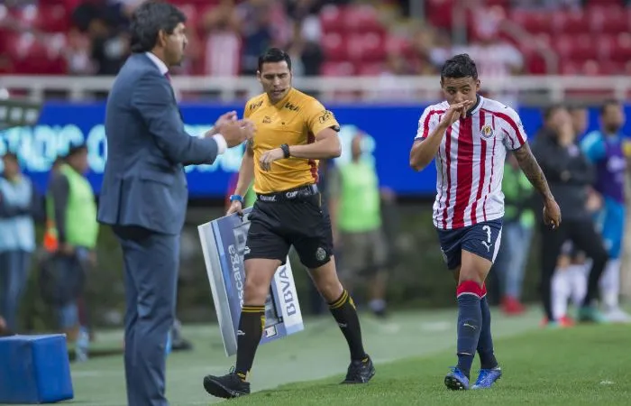 Alexis Vega y José Saturnino Cardozo en un partido de Chivas en 2019