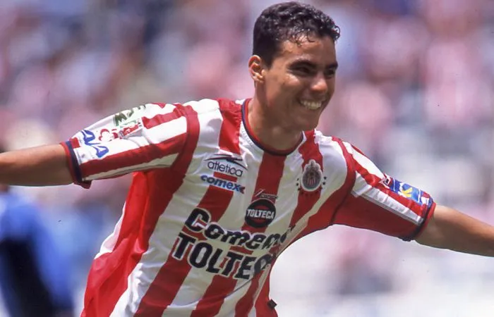 MEXSPORT Omar Bravo, máximo anotador de Chivas, festejando un gol
