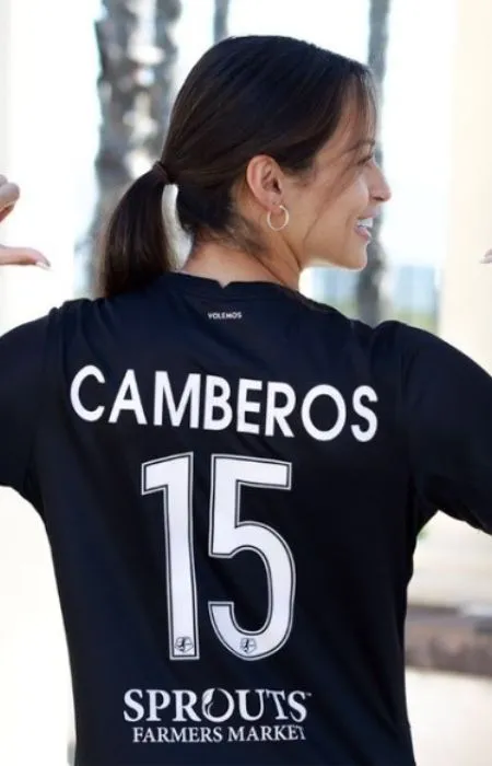 Scarlett Camberos luciendo con el jersey del Angel City en su presentación