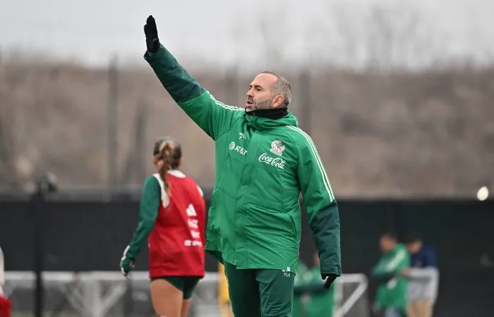Pedro López, entrenador de la Selección Mexicana en un entrenamiento