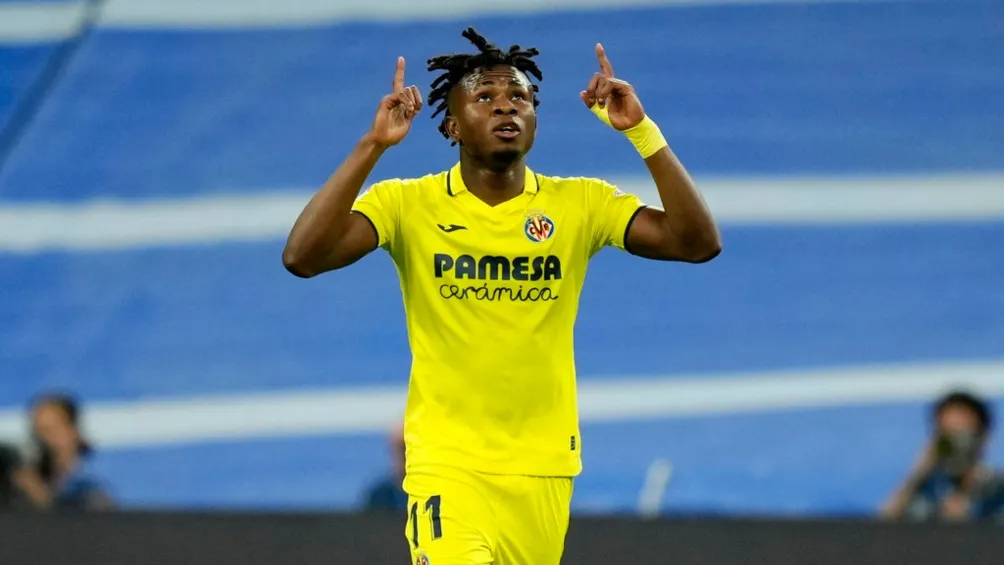 Chukwueze señala hacia el cielo después de un gol