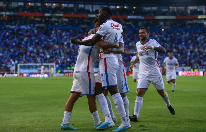 MEXSPORT Jugadores de Cruz Azul celebrando un gol ante Pachuca