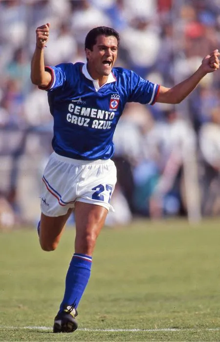 MEXSPORT Carlos Hermosillo festejando un gol con Cruz Azul en 1994