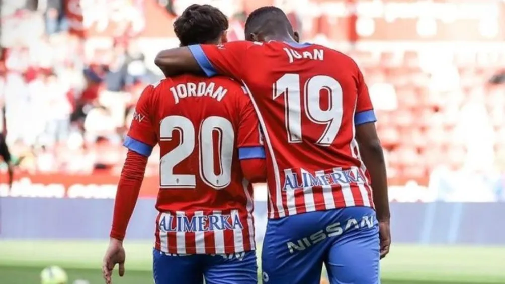 Carrillo conversa con un compañero