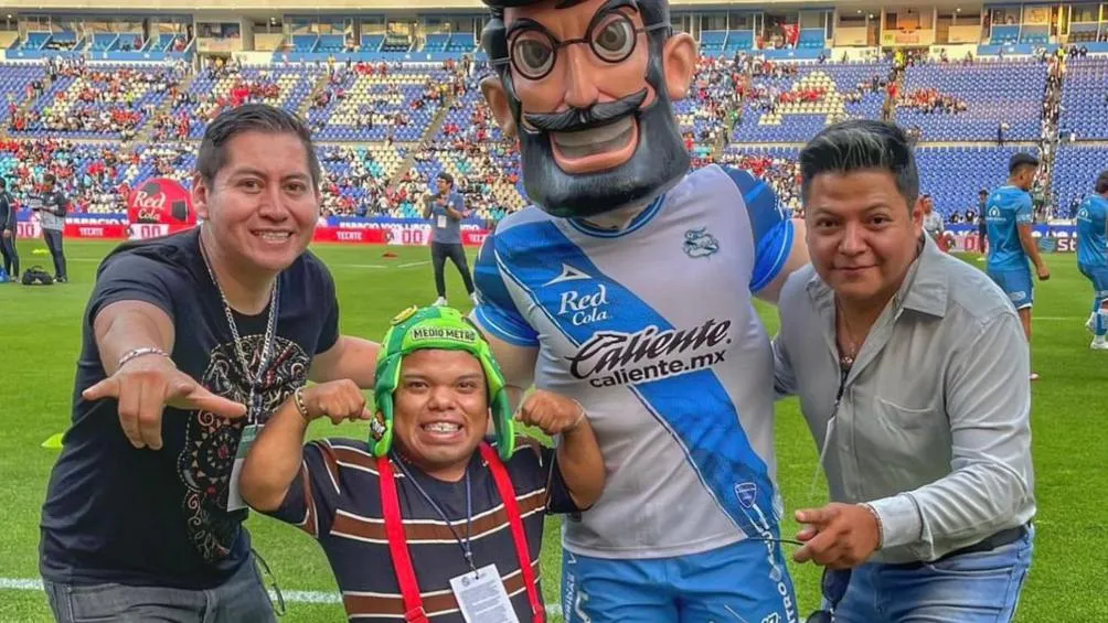 ESPECIAL Posando para la foto con algunos fans