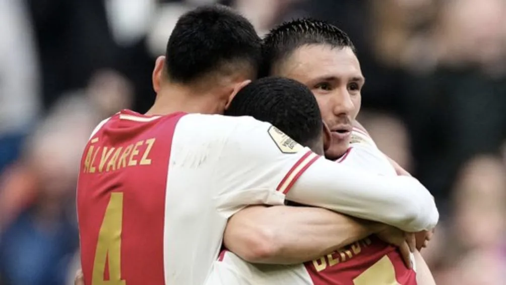 TWITTER: @AFCAjax Edson Álvarez celebrando uno de los goles del Ajax