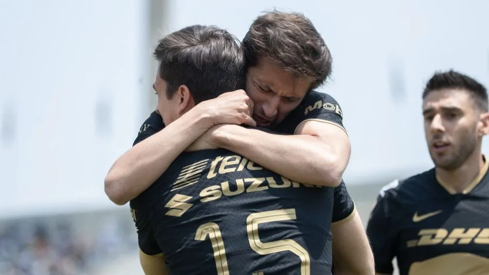 Gutiérrez celebra el gol con Ulises Rivas