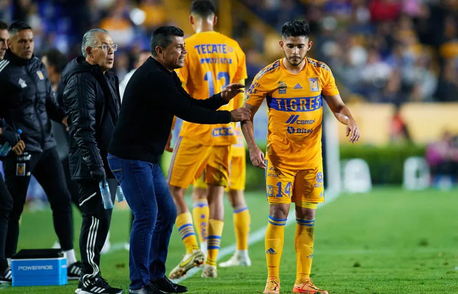 Ruiz da indicaciones a Jesús Garza