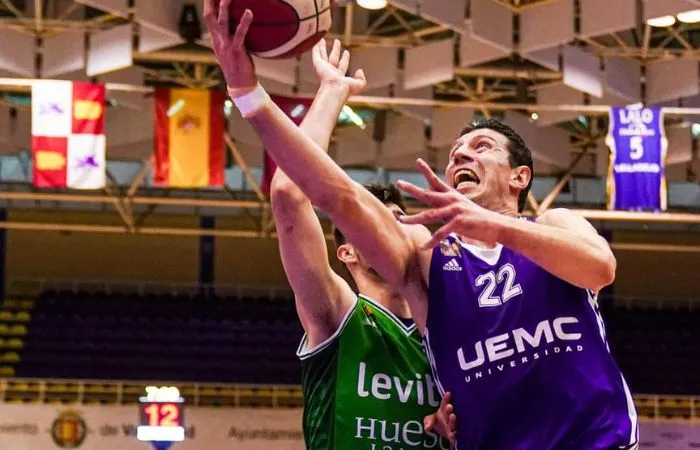 Sergio de la Fuente en una jugada con el Real Valladolid