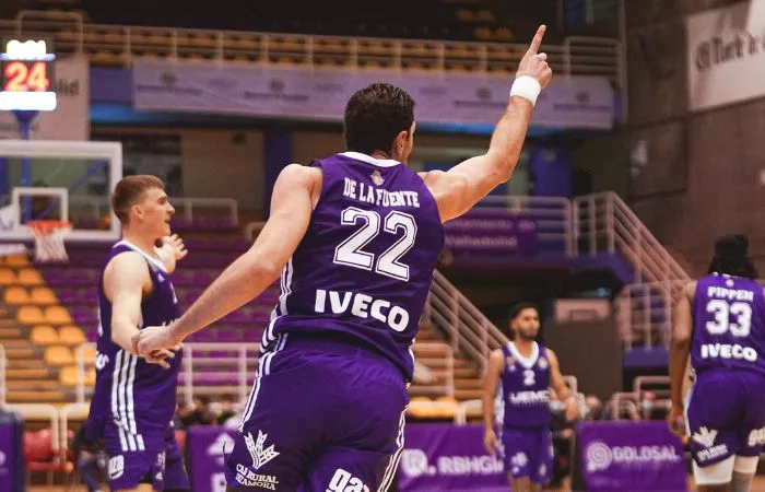 Sergio de la Fuente celebrando un punto con el Real Valladolid de Baloncesto