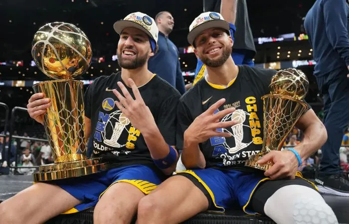 Steph Curry y Klay Thompson con el trofeo de campeón y de MVP de NBA