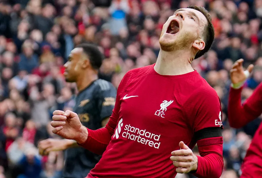 Robertson se lamenta en juego ante Arsenal