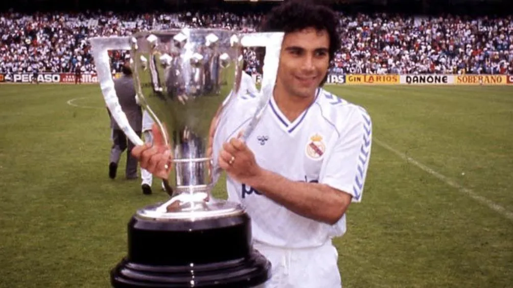 Hugo con una de las cinco ligas que ganó con el cuadro merengue