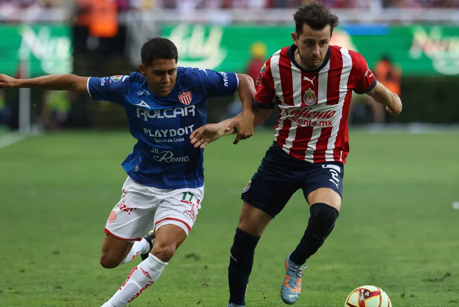 El zaguero de Chivas pelea el balón con Juan Pablo Domínguez