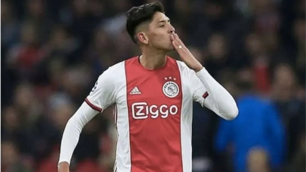 AP Edson celebrando un gol con el Ajax