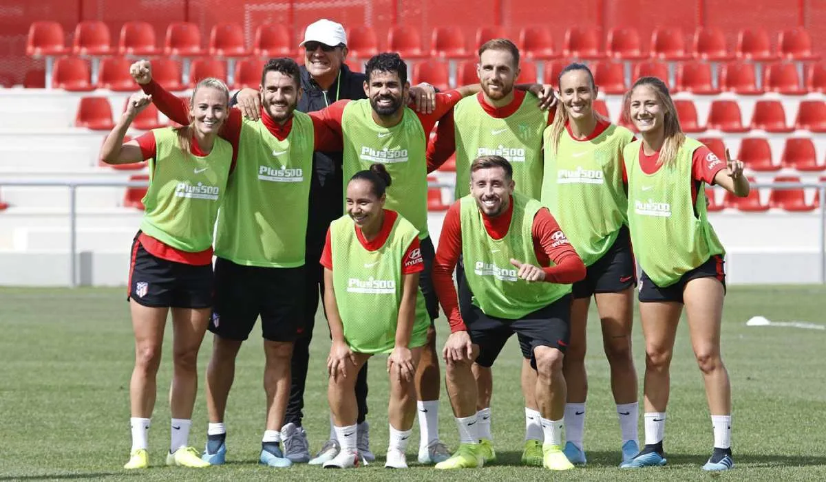 Cortesía Atlético de Madrid Charlyn Corrral y Héctor Herrera jugaron una cascarita hace varios años