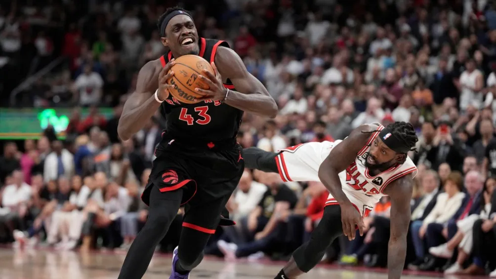 AP Pascal Siakam se aproxima al tablero