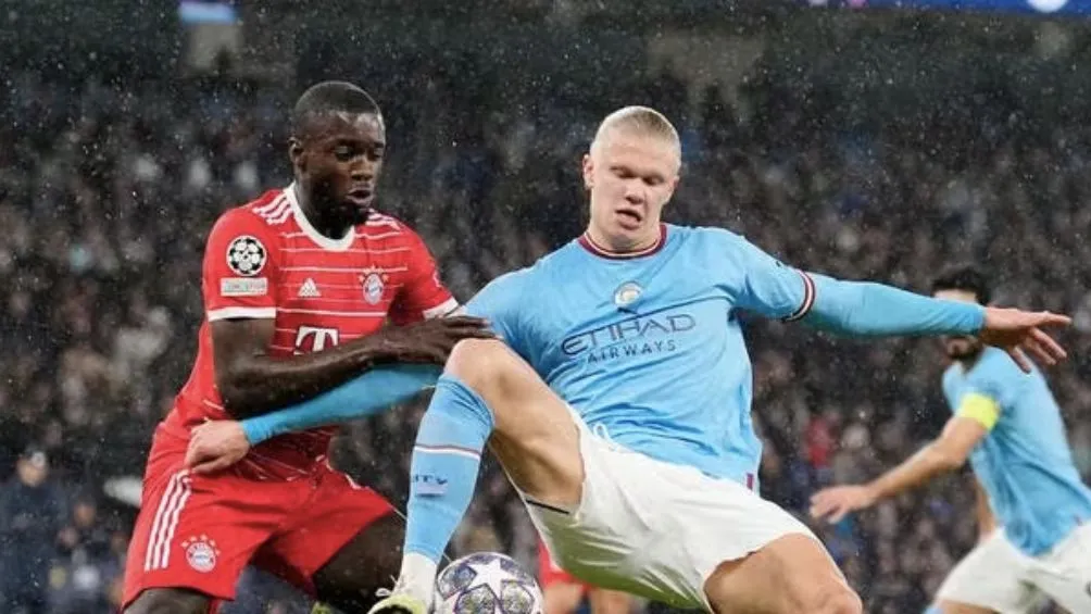 Upamecano enfrentando a Haaland en la Champions League