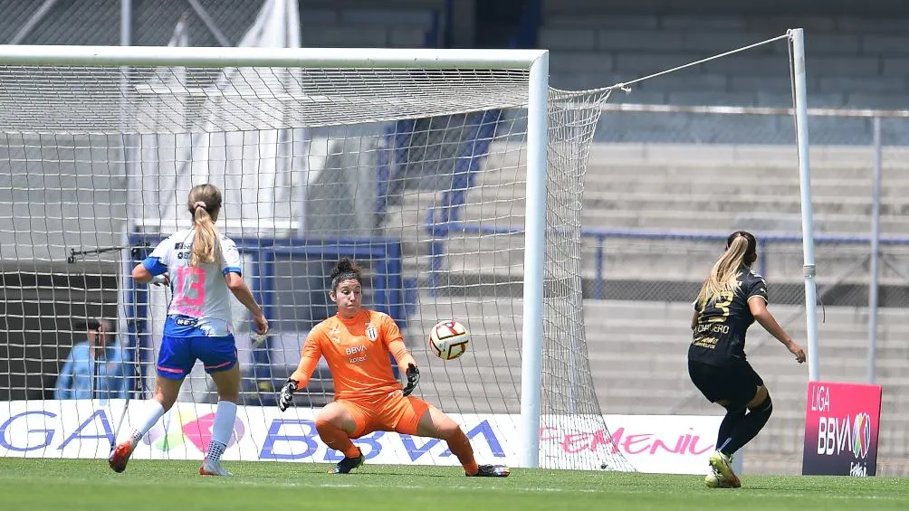 Intentando el gol frente a Rayadas