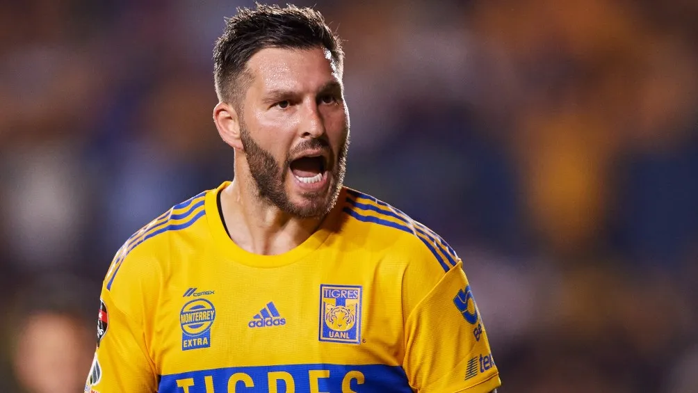 El francés le grita a un compañero